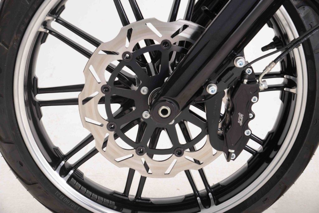 Front brake system 320 mm disc &amp; 6 piston calipers Touring front